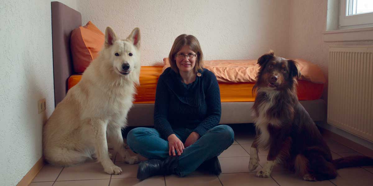 Kerstin mit zwei Hunden